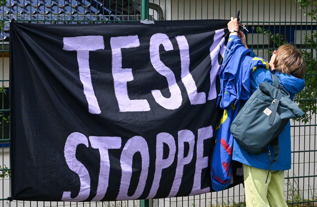 Kritiker des US-Elektroautoherstellers Tesla haben gegen die Autofabrik in Grünheide protestiert.