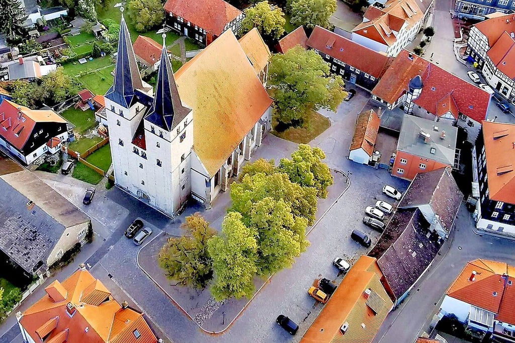 Auch um die Stephanikirche herum parken Autos. Der Bedarf an Parkplätzen ist groß. Sind Gebühren die Lösung?