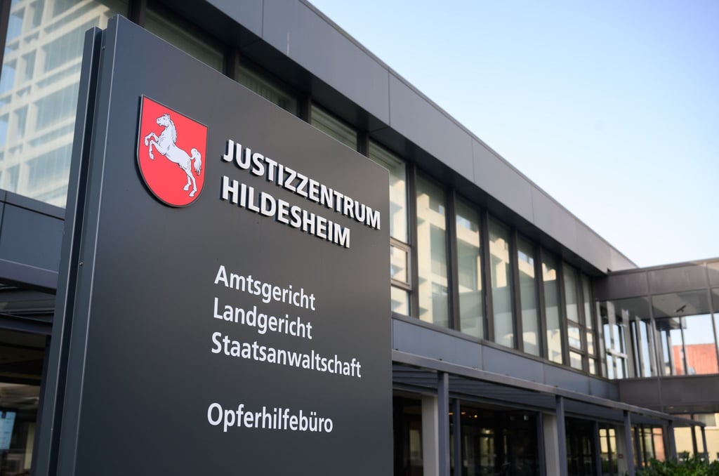 Wegen einer Attacke auf eine 13-Jährige und deren Vater stehen zwei Jugendliche in Hildesheim vor Gericht. (Archivbild)