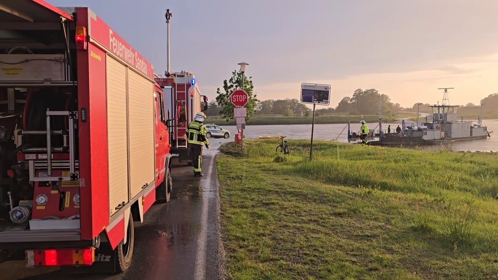 Das Auto wurde von Einsatzkräften geborgen.