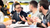 Wissenschaftsminister Falko Mohrs (links) suchte 2023 in der Hauptmensa des Studentenwerks Hannover den Austausch mit den Studierenden. (Archivbild)