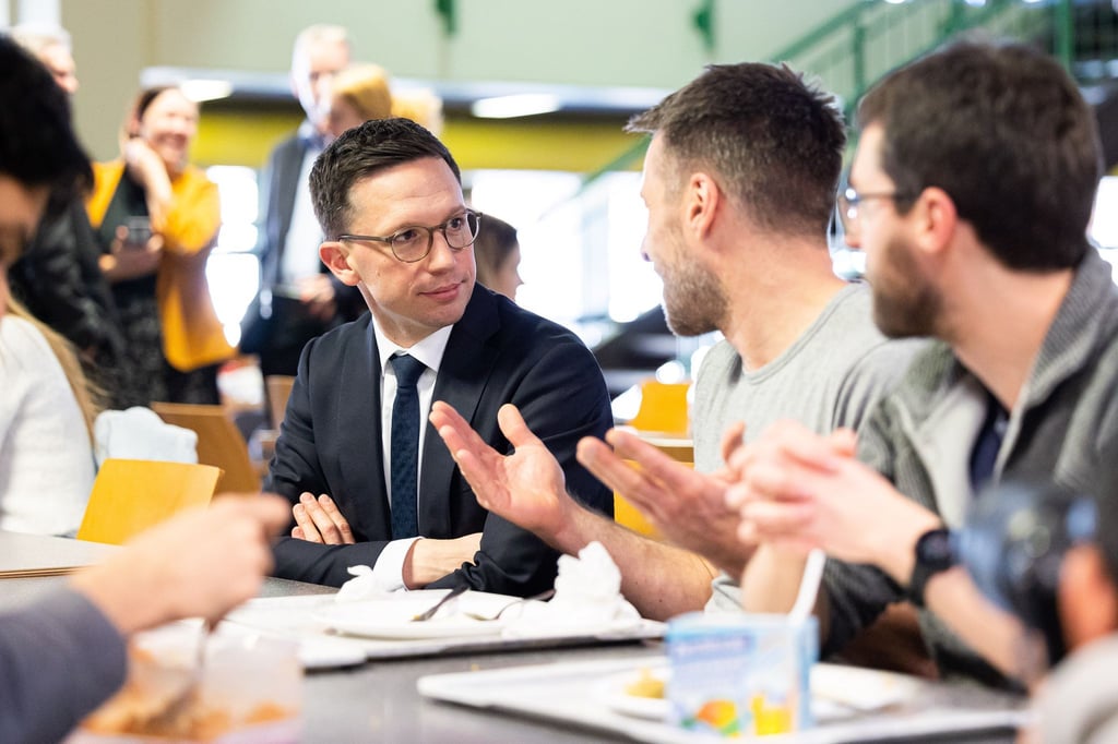 Wissenschaftsminister Falko Mohrs (links) suchte 2023 in der Hauptmensa des Studentenwerks Hannover den Austausch mit den Studierenden. (Archivbild)