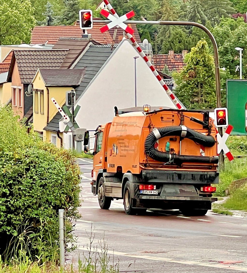 Der Kreiswirtschaftsbetrieb ist bei der Straßenreinigung in Bernburg für den ausgefallenen privaten Dienstleister vorübergehend eingesprungen.