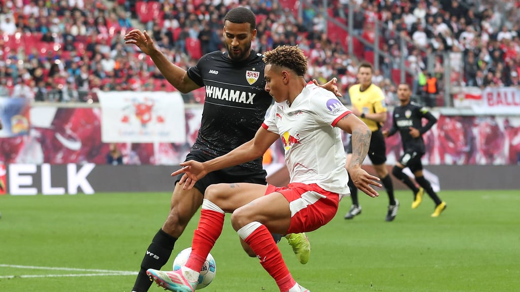 Antonio Nusa (r.) im Spiel gegen den VfB Stuttgart.