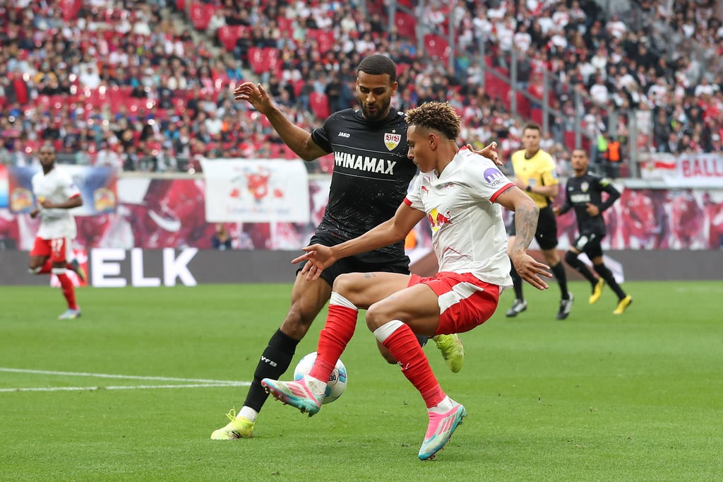 Antonio Nusa (r.) im Spiel gegen den VfB Stuttgart.