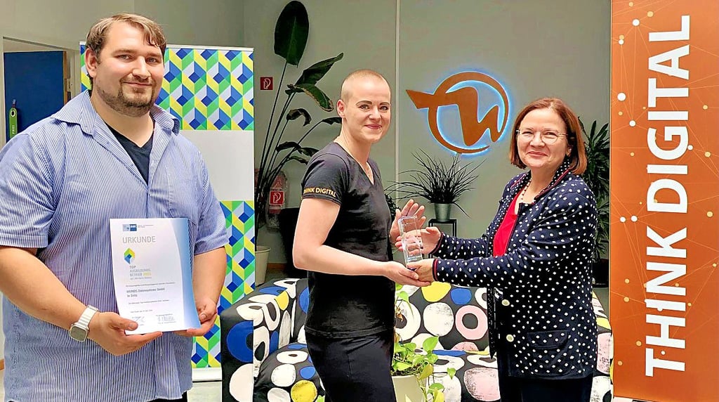 Ausbilder Tony Grätscher und Marketing-Verantwortliche Sina Geithner von der Zeitzer Firma Wunds Datensysteme GmbH erhalten von Simone Danek, IHK-Geschäftsführerin für Aus- und Weiterbildung, (v.l.) den Preis als Top-Ausbildungsbetrieb.