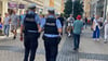 Polizisten patroullieren durch die Breite Straße in Stendal: Beim Rolandfest vom 13. bis 15. Juni 2025 wird verstärkt auf die Sicherheit geachtet.