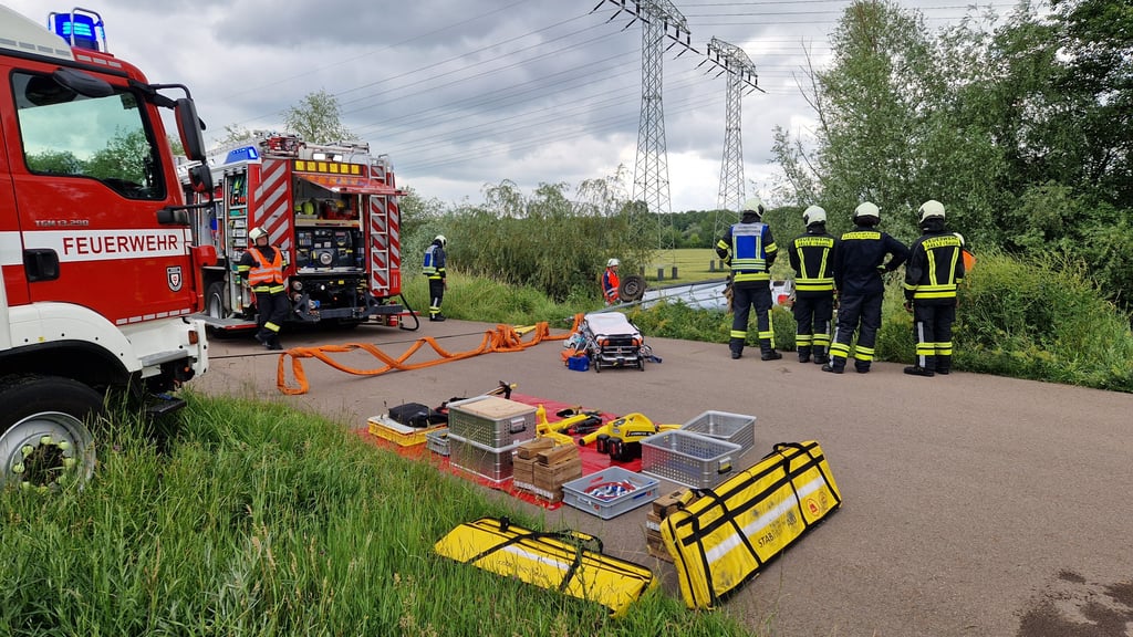 Die Berufsfeuerwehr Halle musste schwere Technik einsetzen um die Person aus dem Fahrzeug zu befreifen.