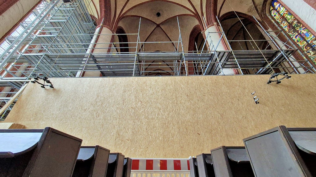 Das Innere des Stendaler Doms ist für ein halbes Jahr eine Mega-Baustelle.