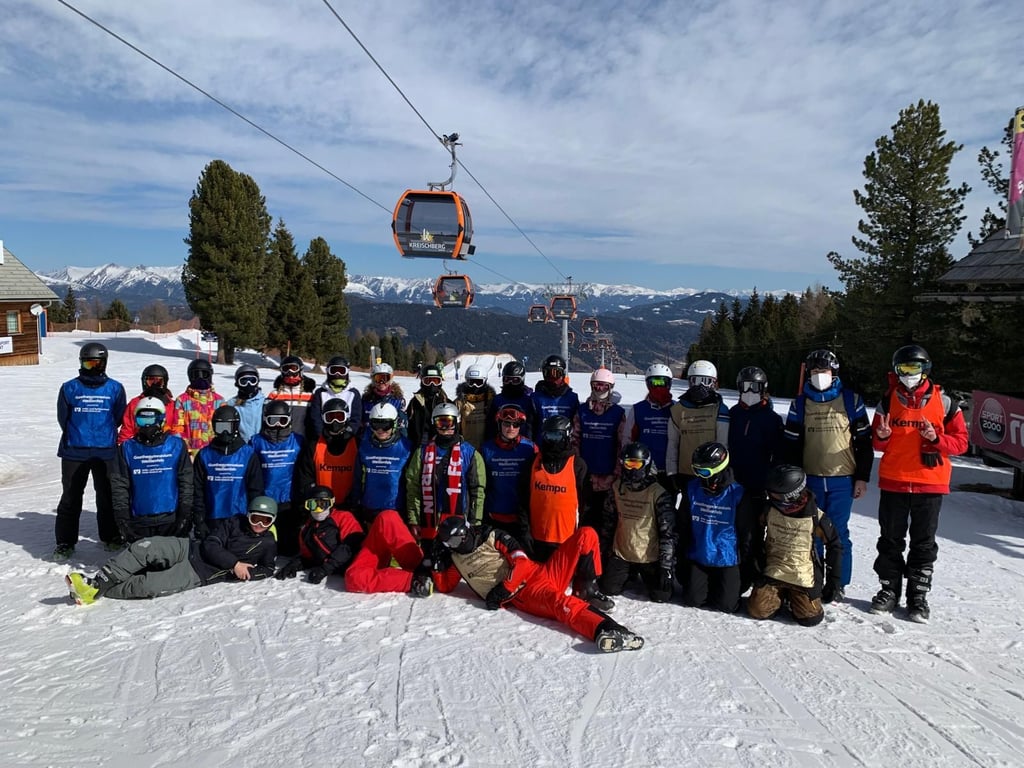 Der Skikompaktkurs hat am Weißenfelser Goethegymnasium eine lange Tradition und wird seit mehr als 30 Jahren durchgeführt. In den vergangenen Jahren ging es für die Schülergruppen nach Murau in Österreich, wo viele der Kinder ihre ersten alpinen Wintersporterfahrungen sammeln konnten und wo auch dieses Foto entstanden ist.