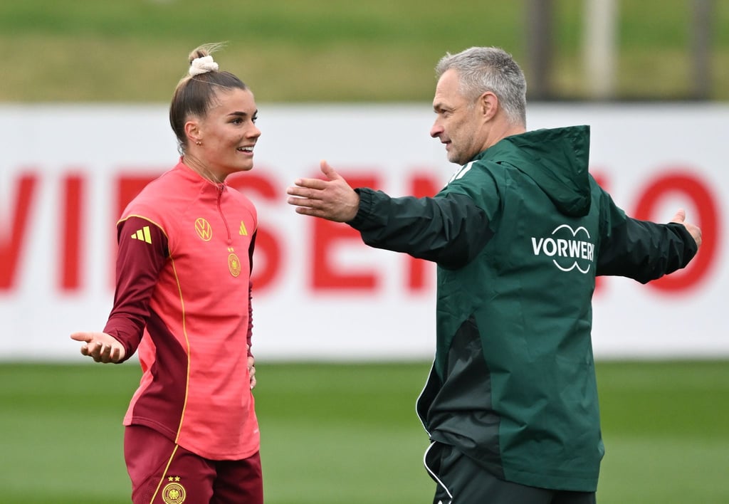 Vorfreude auf die EM: Christian Wück (mit Stürmerin Selina Cerci)