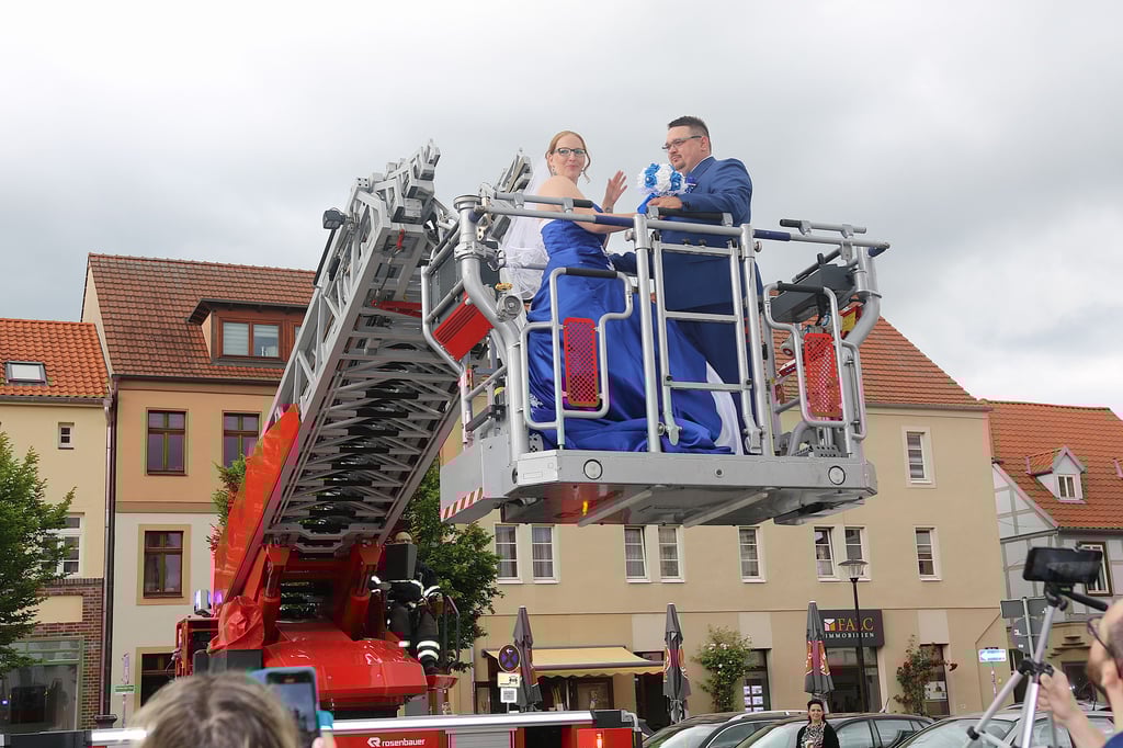 Mit der Drehleiter hoben die Kameraden der Freiwilligen Feuerwehr Stendal das Brautpaar auf dem Marktplatz in Stendal in luftige Höhen.