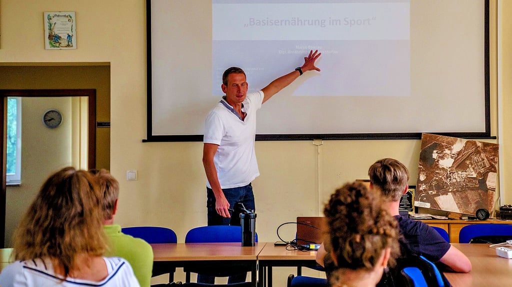 Marco Spielau, Ernährungswisenschafter und Ruder-Weltmeister aus Zschornewitz hält einen Vortrag zur Ernährung.