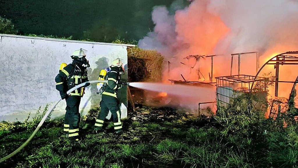 Die Feuerwehr Osterburg bei einem der Brände in der Kleingartenanlage Ende Oktober.