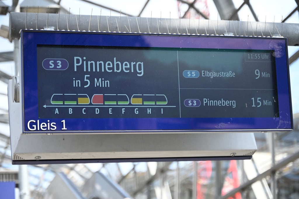 In Hamburg informiert eine Anzeige über die Auslastung einer S-Bahn.