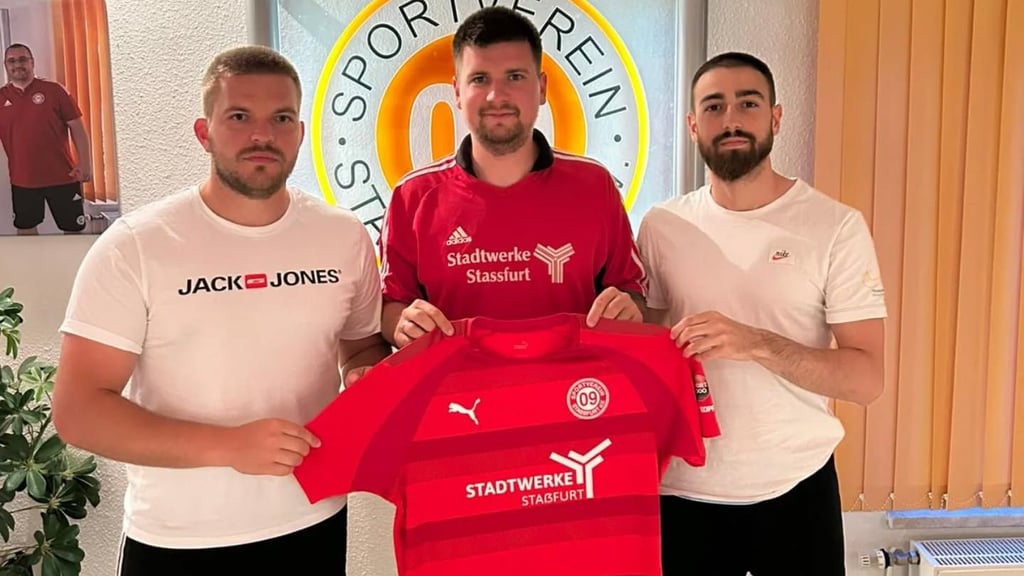 Florian Neugebauer (l.) und Lorenzo David Sori Acosta (r.) wechseln im Sommer zum Landesligisten SV 09 Staßfurt um Trainer Philipp Schmoldt.