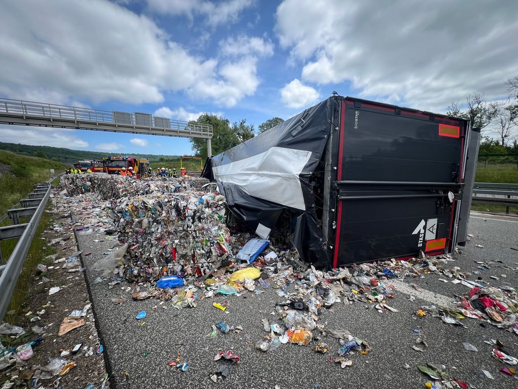 Ein mit Müllpaketen beladener Lkw ist auf der A38 bei Breitenworbis schwer verunglückt. (Symbolbild)