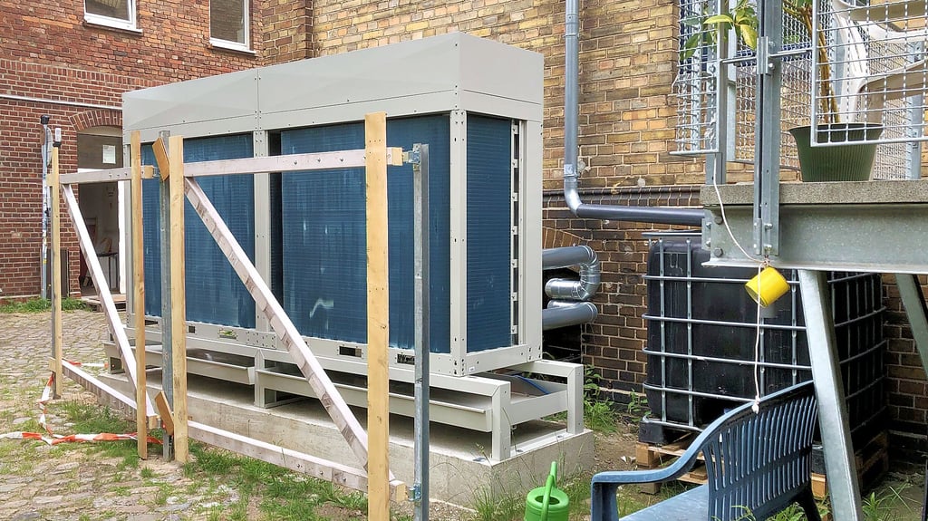 Die neue Wärmepumpe   wartet darauf, angeschlossen zu werden 