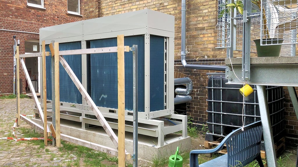 Die neue Wärmepumpe wartet darauf, angeschlossen zu werden