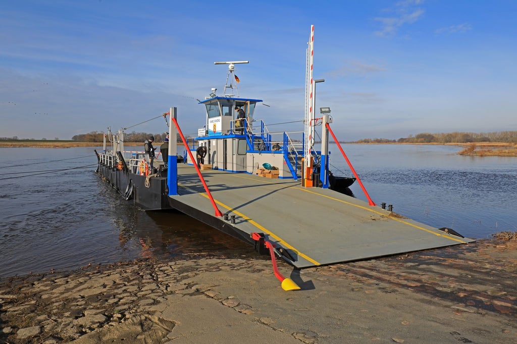 Weil die Bremsen versagten, rollte ein Auto von der Fähre Sandau in die Elbe.
