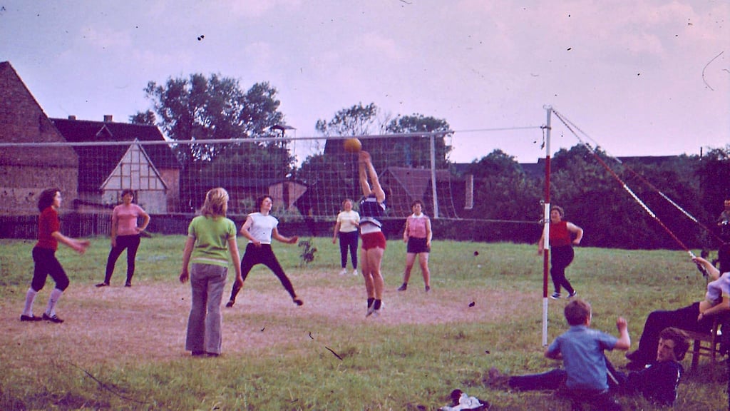 In den 1970er Jahren fand das letzte Beachvolleyballspiel in Greifenhagen gegen Bräunrode statt. Carsten Reuß hat davon noch Erinnerungsfotos.