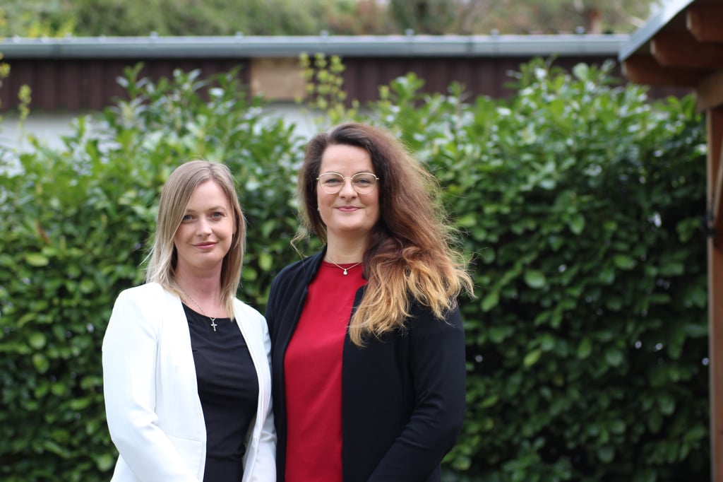 Nancy Busse (l.) und Yvonne Kotschik beraten und schulen Angehörige in Sachsen-Anhalt zum Thema Demenz.