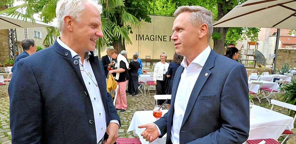 Marcel Osterburg (rechts) gibt die Präsidentschaft an Heiko Grunert ab.