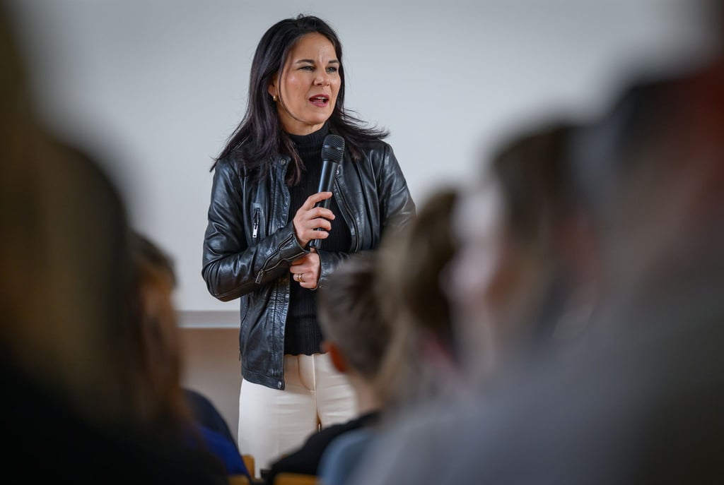 Die scheidende Brandenburger Bundestagsabgeordnete Annalena Baerbock (Grüne) diskutiert mit Schülerinnen und Schülern.