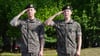 Die Mitglieder der K-Pop-Band BTS, Jimin (r) und Jung Kook, salutieren nach ihrer Entlassung aus dem Militärdienst.