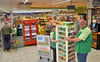Christian Schulze und sein 23-köpfiges Mitarbeiterteam, hier Nicole Jamrath, werden ihre Kunden in Förderstedt nach 14 Tagen Umbau in einem „Nah&Gut"-Discounter empfangen.