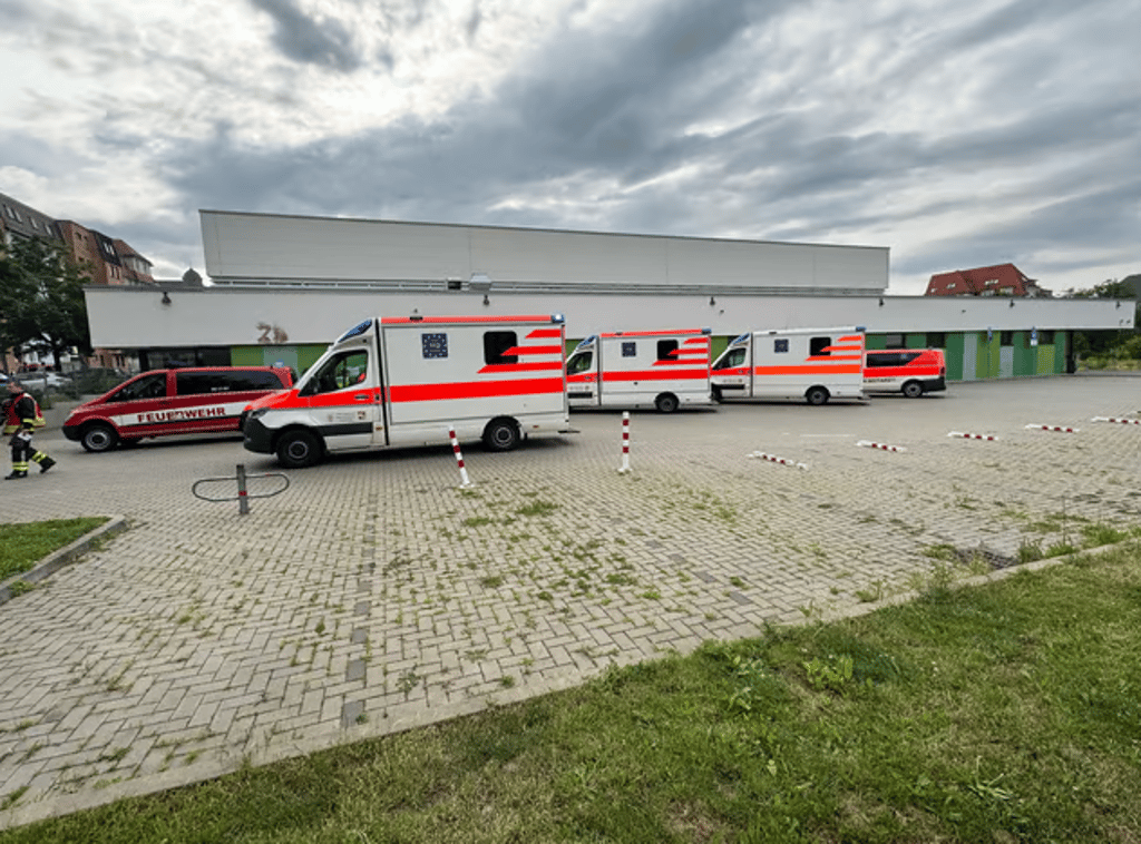 Mehrere Rettungswagen und auch ein Notarzt kamen bei dem Brand in Halle zum Einsatz.