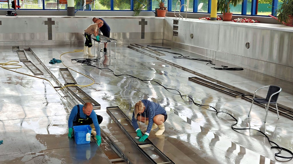 Im Schwimmerbecken ist das Wasser abgelassen. Nun finden Reinigungs- und Ausbesserungsarbeiten, beispielsweise an den Einströmdüsen, statt.