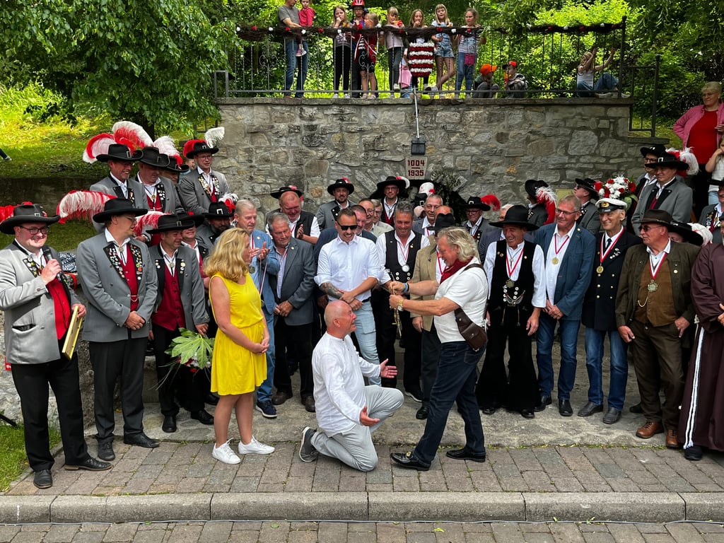 Der 34. Brunnenherr Henry Fritz Böhm hängt die Amtskette seinem Nachfolger Dietrich Lehmann um.