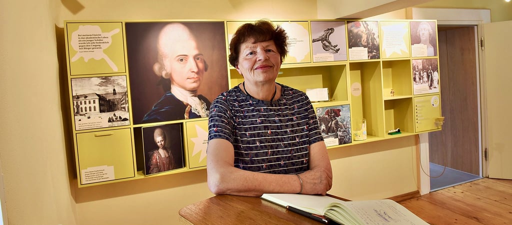 Anita Schmelzer sichert die Öffnungszeiten im Gottfried-August-Bürger-Museum in Molmerswende ab.