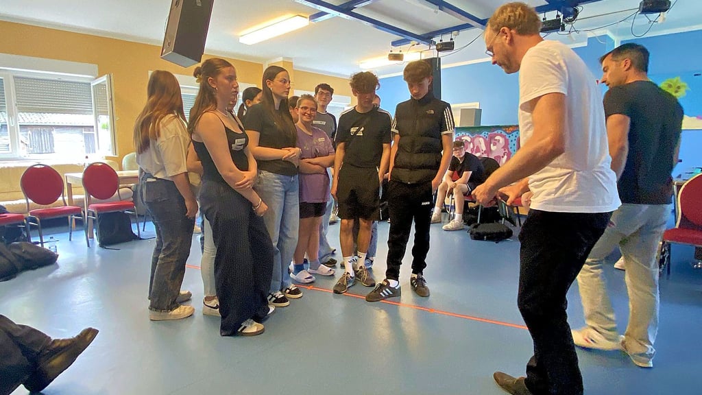 Durch das Positionieren auf  dem Zeitstrahl werden Erfindungen wie das iPhone oder der Zeitpunkt des Mauerfalls eingeordnet. 