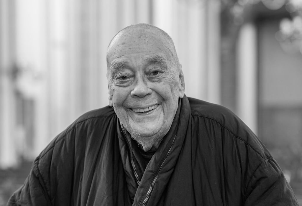 Der Künstler Günther Uecker im November 2024 im Schweriner Dom. (Archivbild)