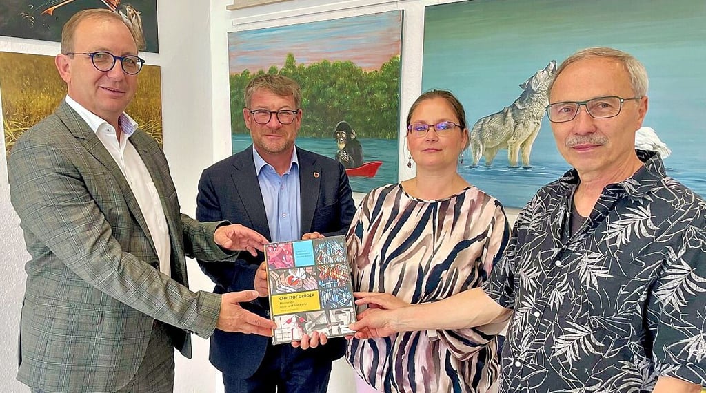 Das Grüger-Buch wird an die Kuratoriumsmitglieder Markus Bauer (von links) und Bert Knoblauch von Susanne Kalisch und Frank Pudel übergeben.