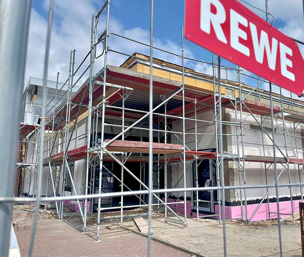 Mit den Dacharbeiten am Anbau des Rewe-Marktes in der Schillerstraße in Schönebeck wurde begonnen. Alles liegt im Zeitplan, so die Zentrale.
