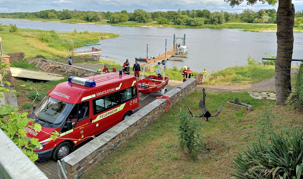 Ein Suchboot wurde an den Elbterrassen in Brambah zu Wasser gelassen, um den Vermissten zu finden.