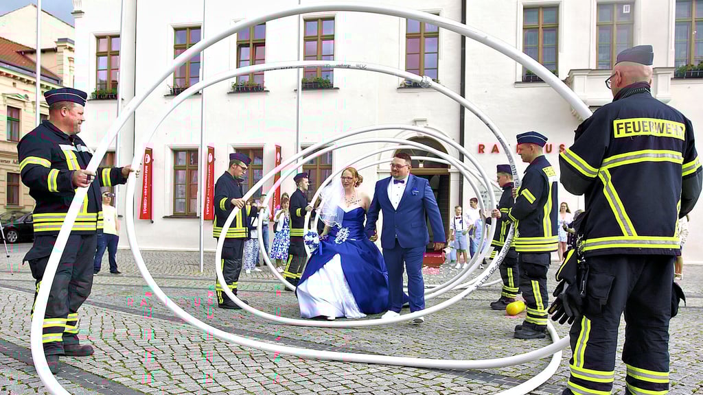 Denise und Tristan Neidhardt haben im Rathaus in Stendal geheiratet.