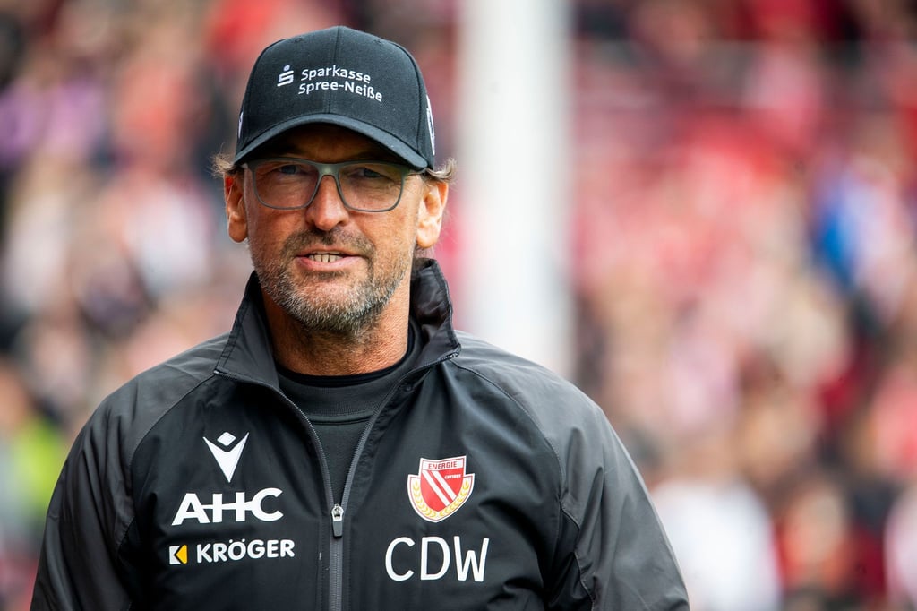 Freut sich auf zwei neue Spieler: Energie-Coach Claus-Dieter Wollitz.