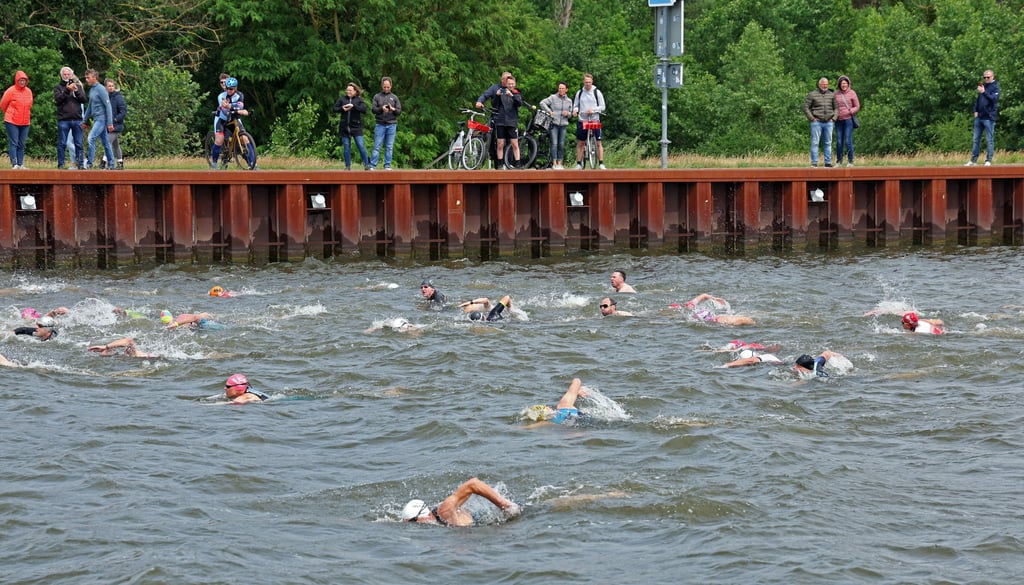 Schwimmen gegen die Wellen: Das stürmische Wetter wird in Erinnerung bleiben.