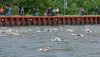 Schwimmen gegen die Wellen: Das stürmische Wetter wird in Erinnerung bleiben.
