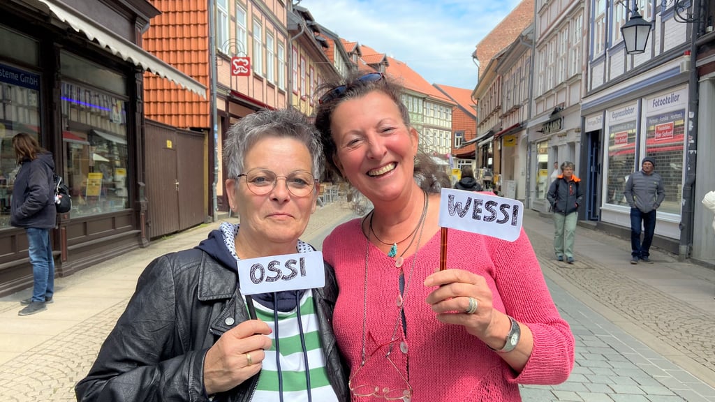 In Wernigerode vereint: Anja Larbarett aus Westdeutschland (rechts) und Birgit aus Ostdeutschland zeigen Flagge – ihre Freundschaft überwindet Ost und West.