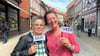 In Wernigerode vereint: Anja Larbarett aus Westdeutschland (rechts) und Birgit aus Ostdeutschland zeigen Flagge – ihre Freundschaft überwindet Ost und West.