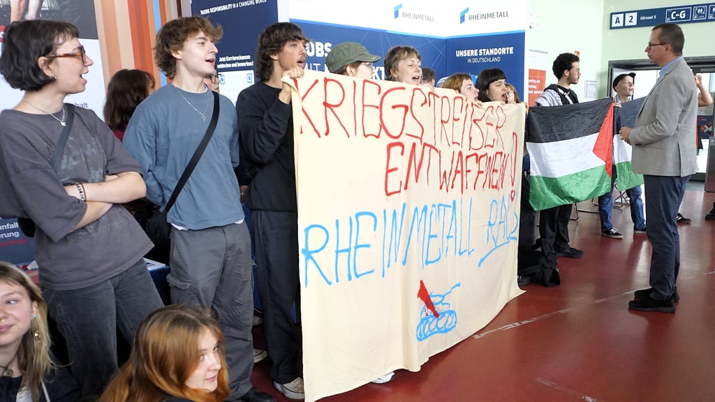 Mitglieder der Gruppe @palestinesolimerseburg blockieren den Stand von Rheinmetall auf der Karrieremesse der Hochschule Merseburg - Prorektor Heinz-Jürgen Voß unterbreitet immer wieder Gesprächsangebote..