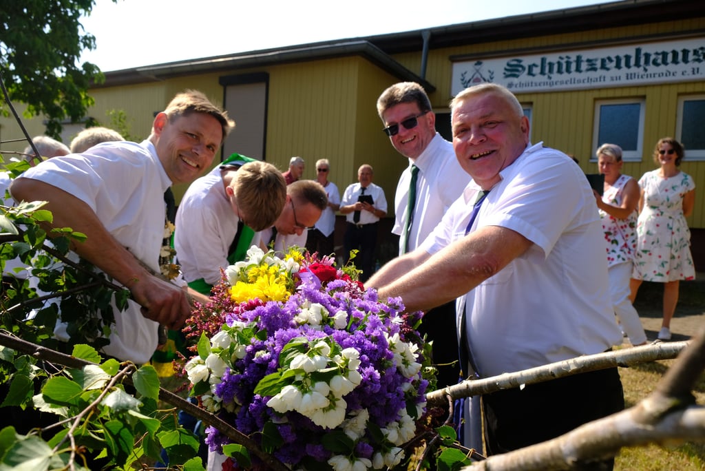 Besonderer Moment zum Start ins Wienröder Kirschenfest: Das Anbinden des Buketts mit dem Aufstellen der Festbirke durch die Wienröder Schützen.