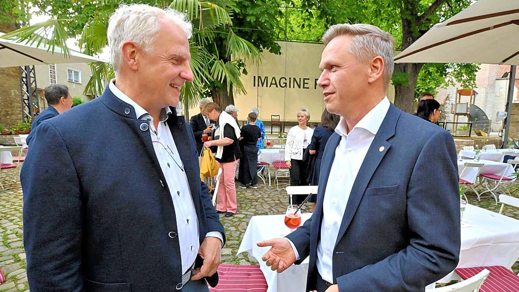 Marcel Osterburg (rechts) gibt die Präsidentschaft beim Rotary Club Aschersleben an Heiko Grunert ab. 