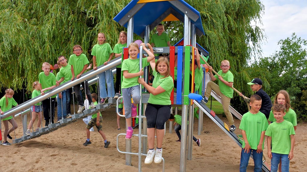 Die Schüler freuen sich über das neue Spielgerät des Grundschulzentrums „Bördeblick“ in Groß Börnecke.