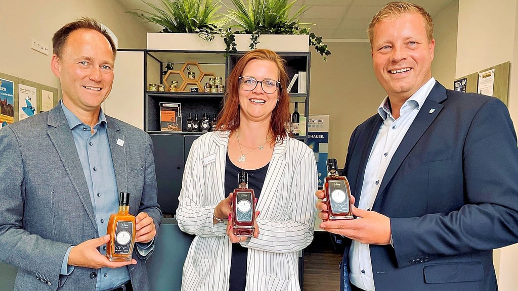 Ronny Strebe (Stadtwerke), Anja Richter (Tourist-Information) und Bürgermeister Carsten Staub (v. l.) präsentieren die neuen Souvenirs.